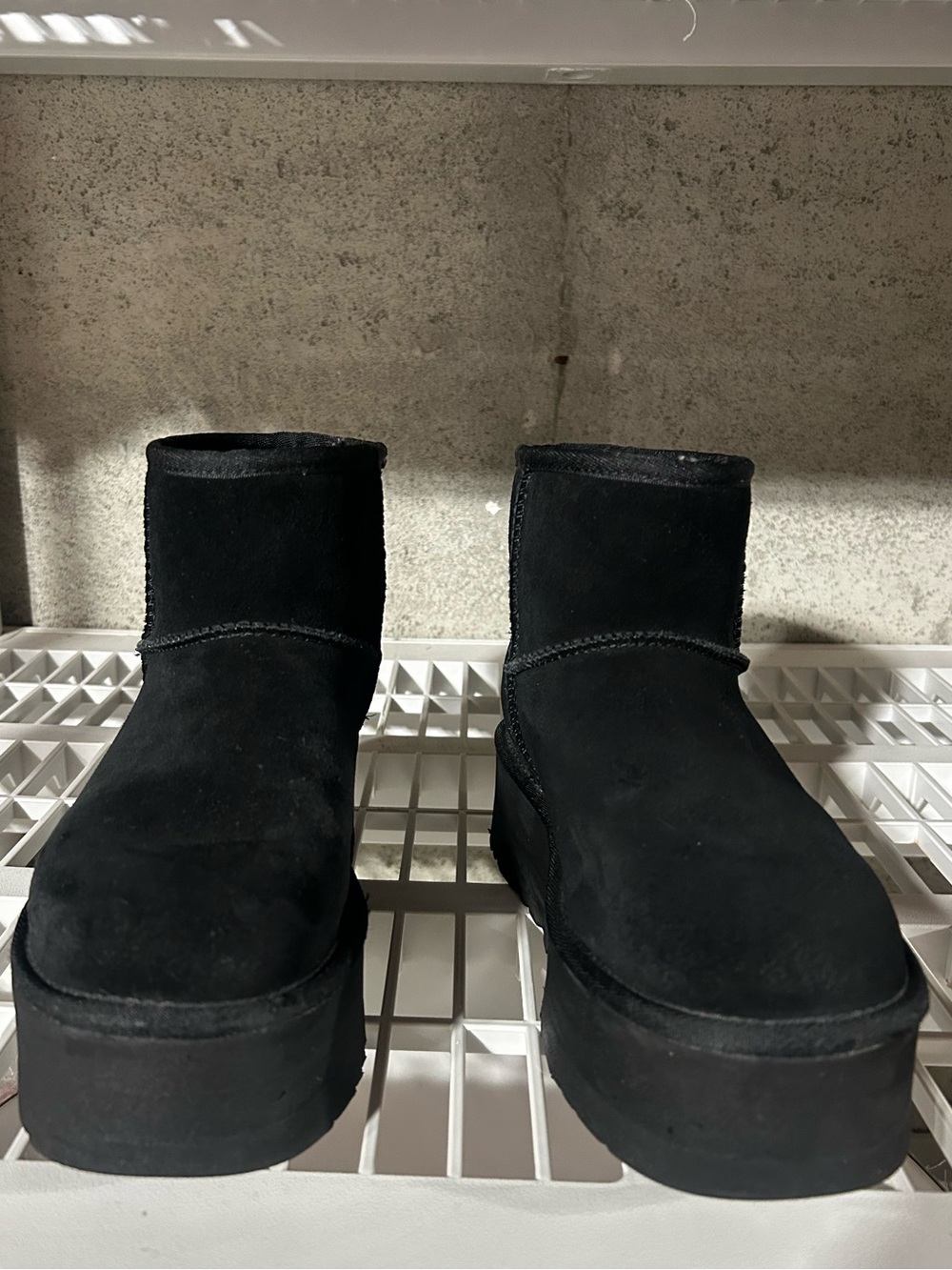 UGG black ankle platform - Picture 2 of 6
